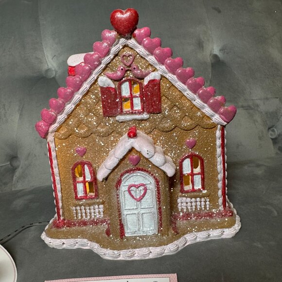 Cupcakes and Cashmere Valentine’s Day Gingerbread House NEW WITH TAG - Picture 5 of 8